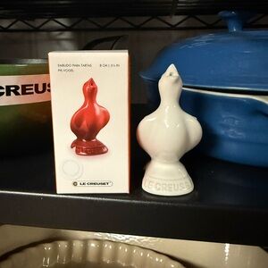 Le Creuset White Ceramic Bird Pie Funnel Brand new, in box